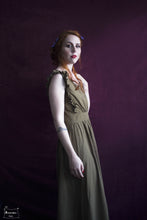 Charger l&#39;image dans la galerie, robe bliss vert bronze (teinture végétale réalisée à la main)