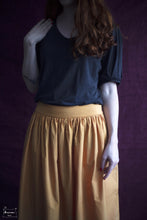 Charger l&#39;image dans la galerie, jupon en popeline de coton coloris safran porté par une jeune felle rousse. Teinture naturelle par Maureen Vinot