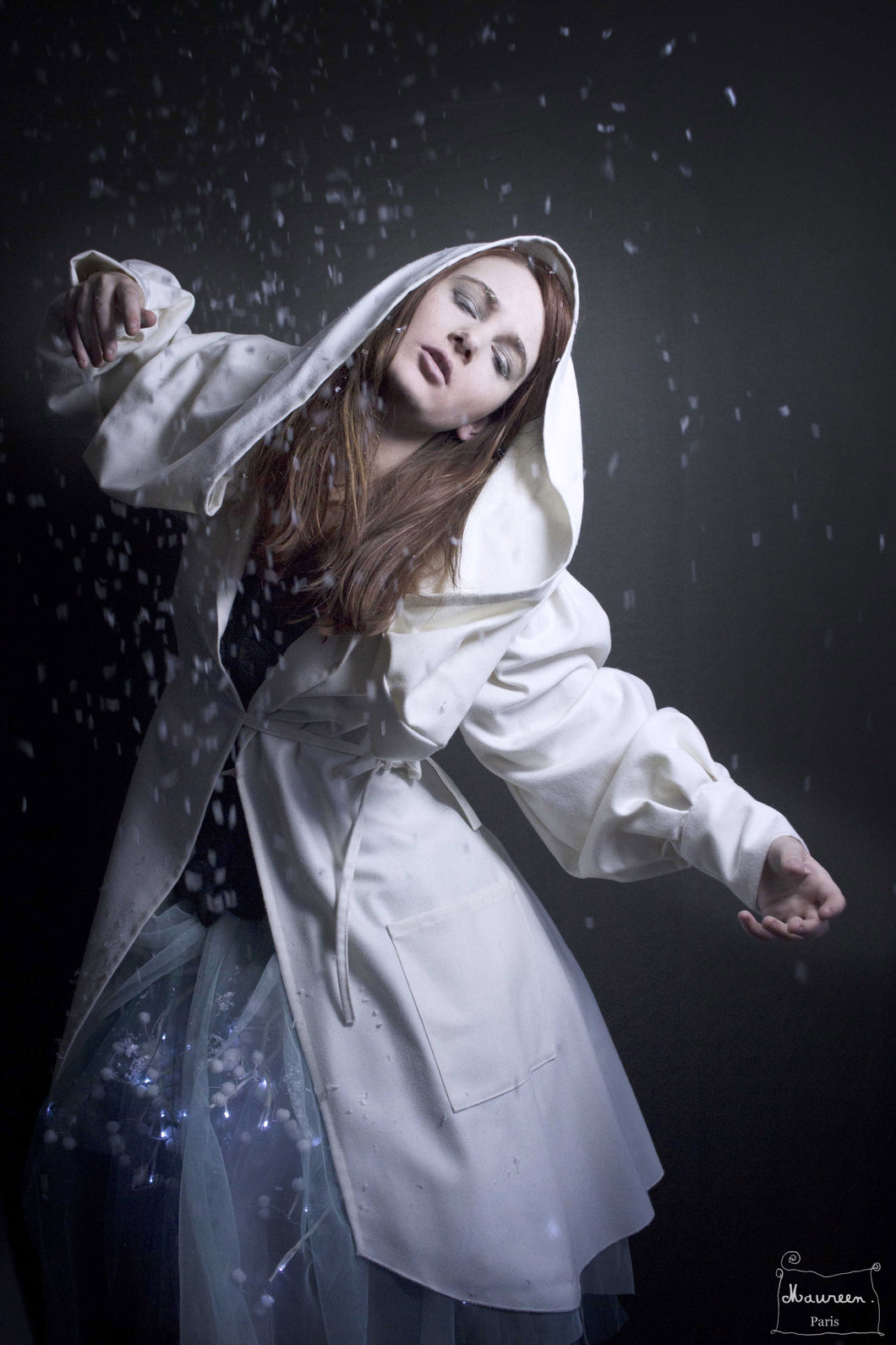 manteau blanc en laine à grande capuche, porté ici avec un tutu féerique. Mise en scene sous la neige par la créatrice maureen Vinot