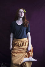 Charger l&#39;image dans la galerie, jupon en popeline de coton coloris safran porté par une jeune felle rousse. Teinture naturelle par Maureen Vinot