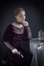 Charger l&#39;image dans la galerie, robe désuète en velours de soie lie de vin