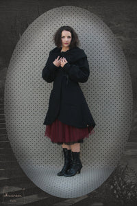 manteau nabou noir en laine bouillie à grande capuche et lacé dans le dos- créatrice Maureen
