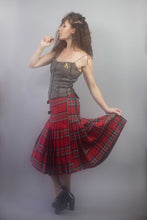 Charger l&#39;image dans la galerie, kilt en tartan rouge Royal Stewart- Collection Highlands par la creatrice Maureen;