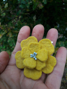 barrette fleur d'aubépine jaune jonquille