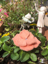 Charger l&#39;image dans la galerie, Tiny broche hortensia coloris rose poudré (teinture végétale)