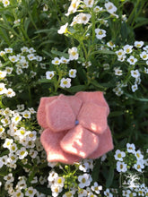 Charger l&#39;image dans la galerie, Tiny broche hortensia coloris rose poudré (teinture végétale)
