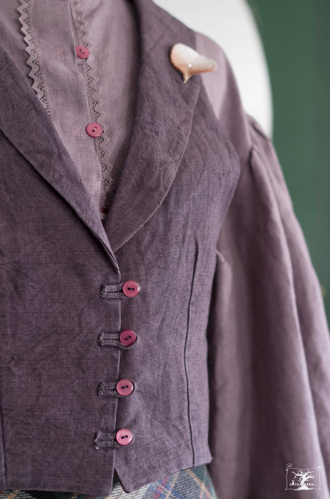 veston en métis, teinture végétale violet/ aubergine foncé, et chemisier en lin par la créatrice Maureen Vinot