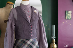veston en métis, teinture végétale violet/ aubergine foncé, et chemisier en lin par la créatrice Maureen Vinot