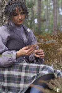 veston en métis, teinture végétale violet/ aubergine foncé, et chemisier en lin par la créatrice Maureen Vinot