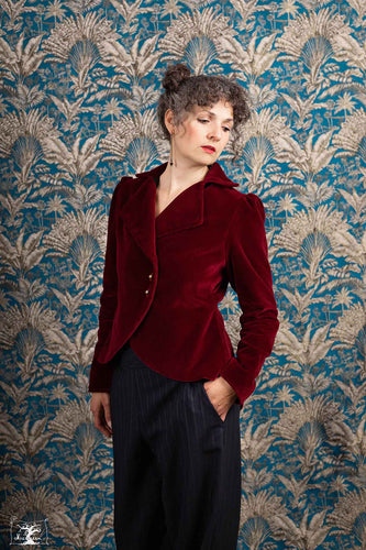 veste en panne de velours grenat/ bordeaux portée par la créatrice Maureen Vinot elle même.