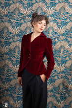 Charger l&#39;image dans la galerie, veste en panne de velours grenat/ bordeaux portée par la créatrice Maureen Vinot elle même.