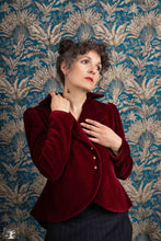 Charger l&#39;image dans la galerie, veste en panne de velours grenat/ bordeaux portée par la créatrice Maureen Vinot elle même.