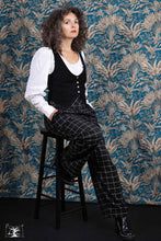 Charger l&#39;image dans la galerie, pantalon à carreaux noir et blanc, porté avec un veston noir et un chemisier blanc par la creatice Maureen