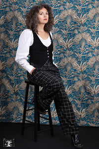 pantalon à carreaux noir et blanc, porté avec un veston noir et un chemisier blanc par la creatice Maureen