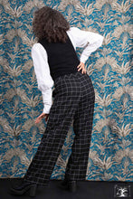 Charger l&#39;image dans la galerie, pantalon à carreaux noir et blanc, porté avec un veston noir et un chemisier blanc par la creatice Maureen