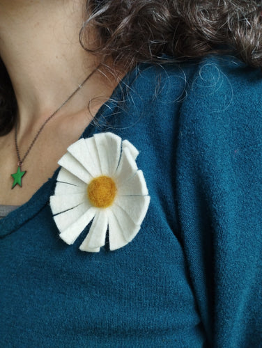 broche marguerite écru