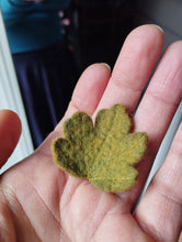 Charger l&#39;image dans la galerie, Broche mini feuille érable vert lichen