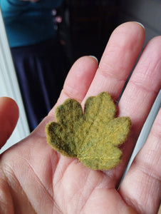 Broche mini feuille érable vert lichen