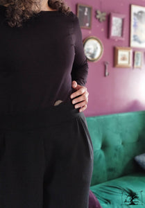 pantalon en crêpe noir fluide par la creatrice Maureen. Cabinet de curiosité vert et prune