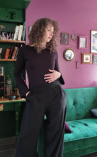 Charger l&#39;image dans la galerie, pantalon en crêpe noir fluide par la creatrice Maureen. Cabinet de curiosité vert et prune