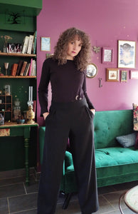 pantalon en crêpe noir fluide par la creatrice Maureen. Cabinet de curiosité vert et prune