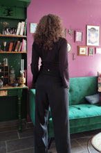 Charger l&#39;image dans la galerie, pantalon en crêpe noir fluide par la creatrice Maureen. Cabinet de curiosité vert et prune