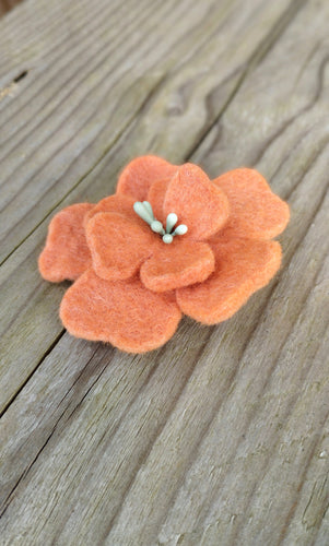 broche fleur d'aubépine corail (teinture végétale)