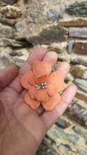 Charger l&#39;image dans la galerie, broche fleur d&#39;aubépine corail (teinture végétale)