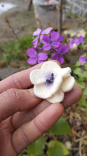 Charger l&#39;image dans la galerie, Tiny broche fleur écru dégradé violet