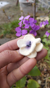 Tiny broche fleur écru dégradé violet