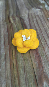 Tiny broche fleur jaune soleil