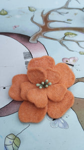 barrette fleur d'aubépine corail (teinture végétale)