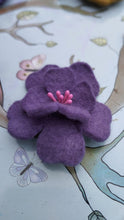 Charger l&#39;image dans la galerie, barrette fleur d&#39;aubépine coloris violet (teinture végétale)