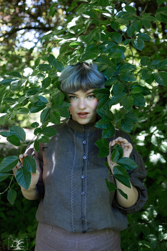 chemisier gris en lin, teinture végétale par la créatrice teinturière Maureen, style victorien