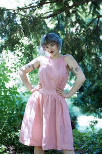 robe courte chasuble , dos croisé, couleur rose corail poudré par la créatrice Maureen
