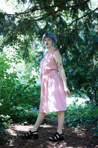 robe courte chasuble , dos croisé, pur lin bio, couleur rose corail poudré par la créatrice Maureen