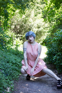 robe courte chasuble , dos croisé, pur lin bio, couleur rose corail poudré par la créatrice Maureen
