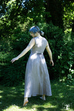 Charger l&#39;image dans la galerie, longue robe portefeuil en lin bio de couleur beige rosé clair, dos cintré, créatrice Maureen