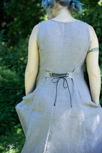 longue robe portefeuil en lin bio de couleur beige rosé clair, dos cintré, créatrice Maureen