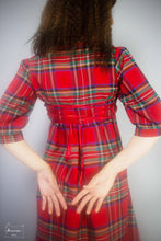 Charger l&#39;image dans la galerie, robe chaperon coupe empire en tartan rouge royal stewart- creatrice Maureen- collection Highlands