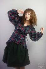 Charger l&#39;image dans la galerie, veste inverness, veste queue de pie lacée dans le dos en tartan foncé- Créatrice Maureen