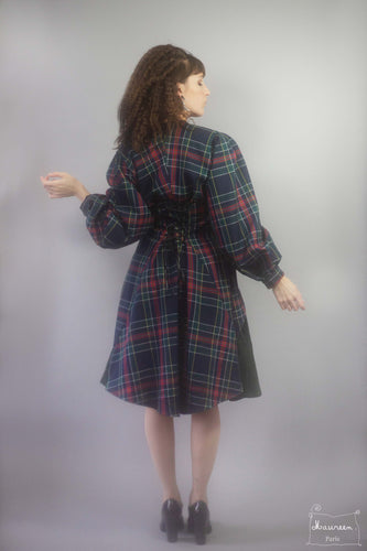veste inverness, veste queue de pie lacée dans le dos en tartan foncé- Créatrice Maureen