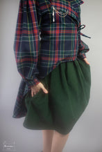 Charger l&#39;image dans la galerie, jupe en velours cotelé vert forêt- longueur sous le genoux. Poches intérieures. Créatrice Maureen