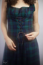 Charger l&#39;image dans la galerie, robe shadow par Maureen. créatrice Française. Robe longue en tartan vert et bleu