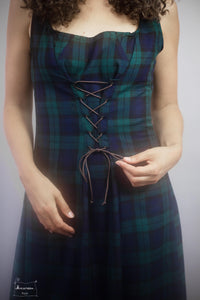 robe shadow par Maureen. créatrice Française. Robe longue en tartan vert et bleu