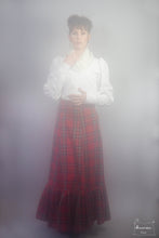 Charger l&#39;image dans la galerie, jupe longue en tartan rouge Royal Stewart- volant plissé- Par la créatrice Maureen. Collection Highlands