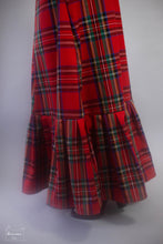 Charger l&#39;image dans la galerie, jupe longue en tartan rouge Royal Stewart- volant plissé- Par la créatrice Maureen. Collection Highlands