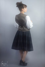 Charger l&#39;image dans la galerie, gilet fraser en pure laine feutrée gris naturel. Doublée en tartan- Créatrice Maureen- Collection Highlands