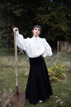Charger l&#39;image dans la galerie, jupe longue et ample en drap de laine lacée dans le dos. Créatrice Maureen 
