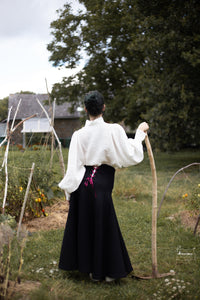 jupe longue et ample en drap de laine lacée dans le dos. Créatrice Maureen 